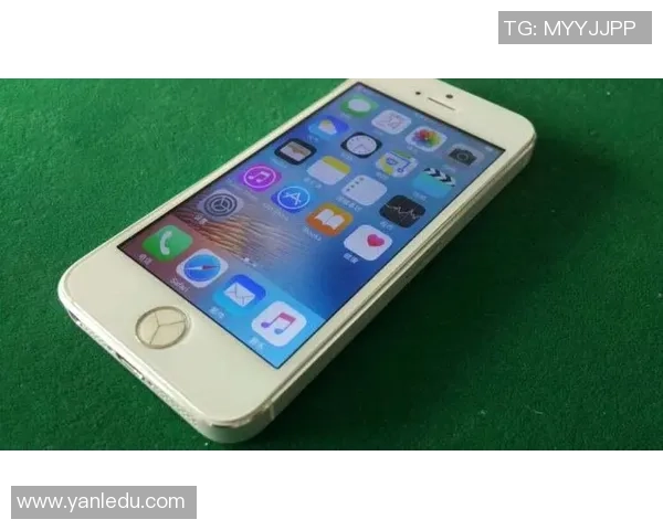 足球球星定制款苹果14Plus手机壳个性化设计彰显运动魅力