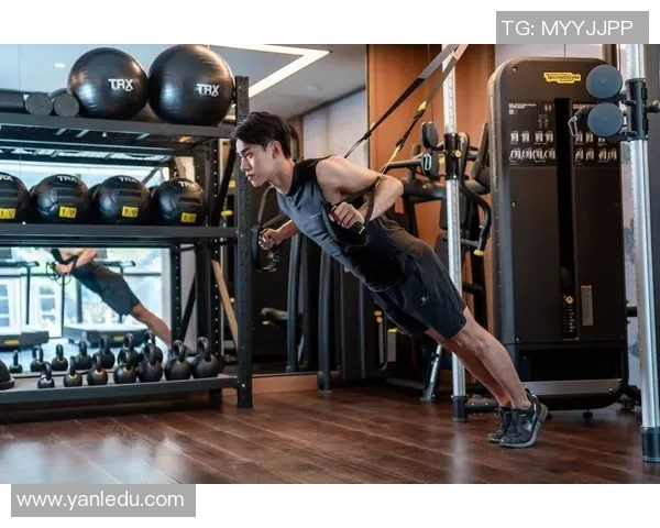 足球球星翘臀风采展示 引领运动与时尚的完美融合