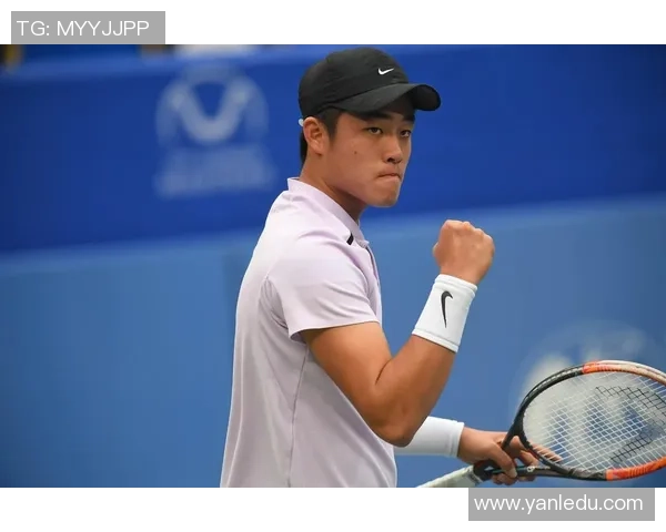 项链加持下的足球球星如何在赛场内外展现独特个性与非凡魅力